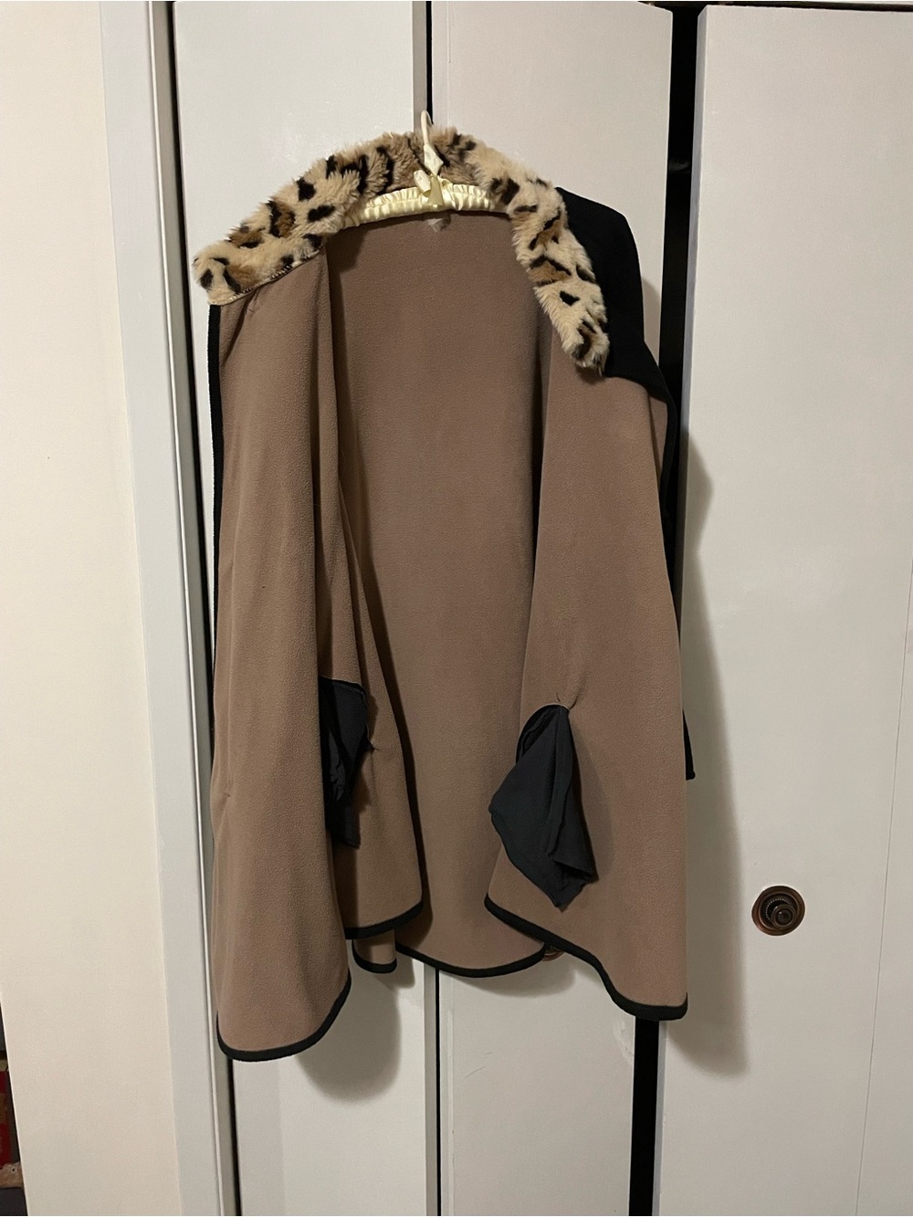 Ladies Black Cape With Faux Fur Collar One Size - Picture 3 of 3